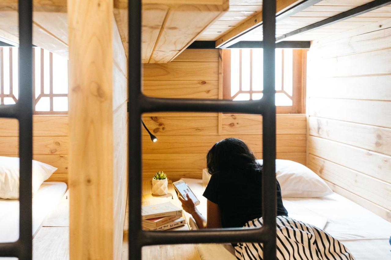 Island Hostels Colombo Exterior photo A woman using a mobile phone in a hostel