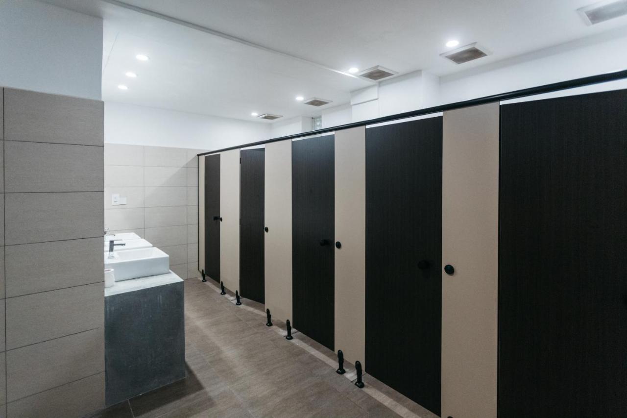 Island Hostels Colombo Exterior photo A public toilet in the United Kingdom